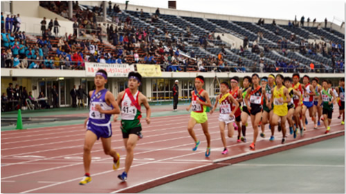 【タスキをつなぐため力走する選手達】