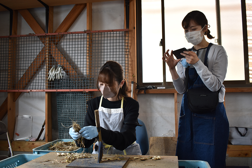 農業の魅力を発信する手島さんと宇賀神さん（6月7日、鳥取市で）